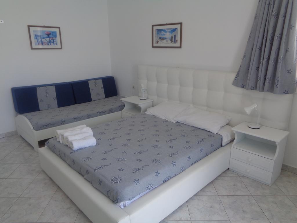 Blue And White Studios & Apartments Lefkos  Exterior photo