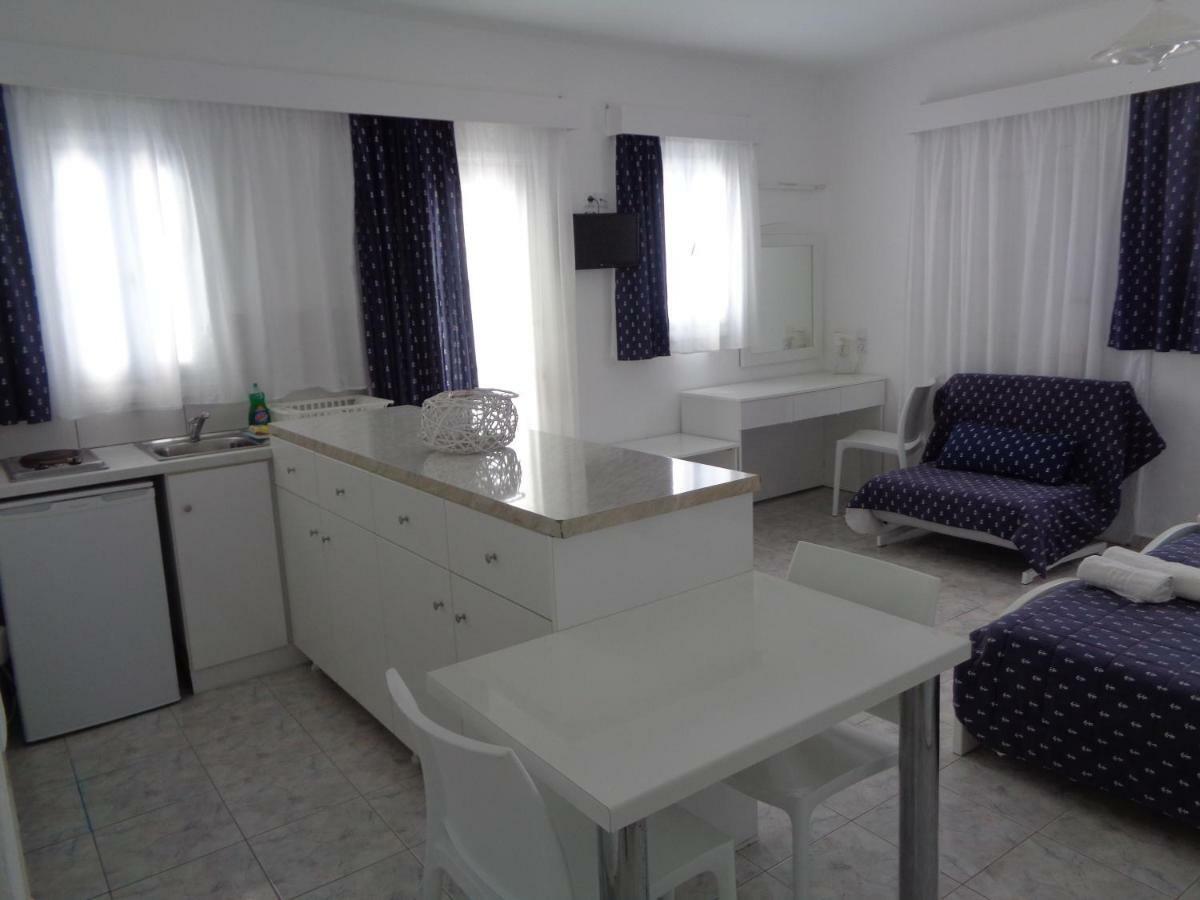 Blue And White Studios & Apartments Lefkos  Exterior photo