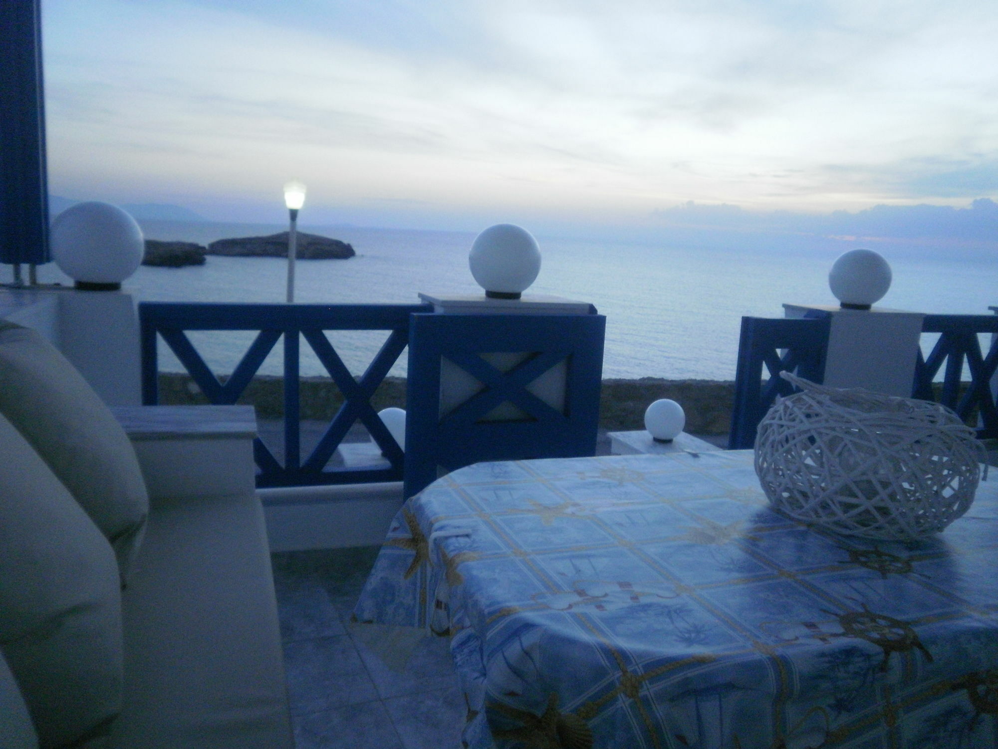 Blue And White Studios & Apartments Lefkos  Exterior photo