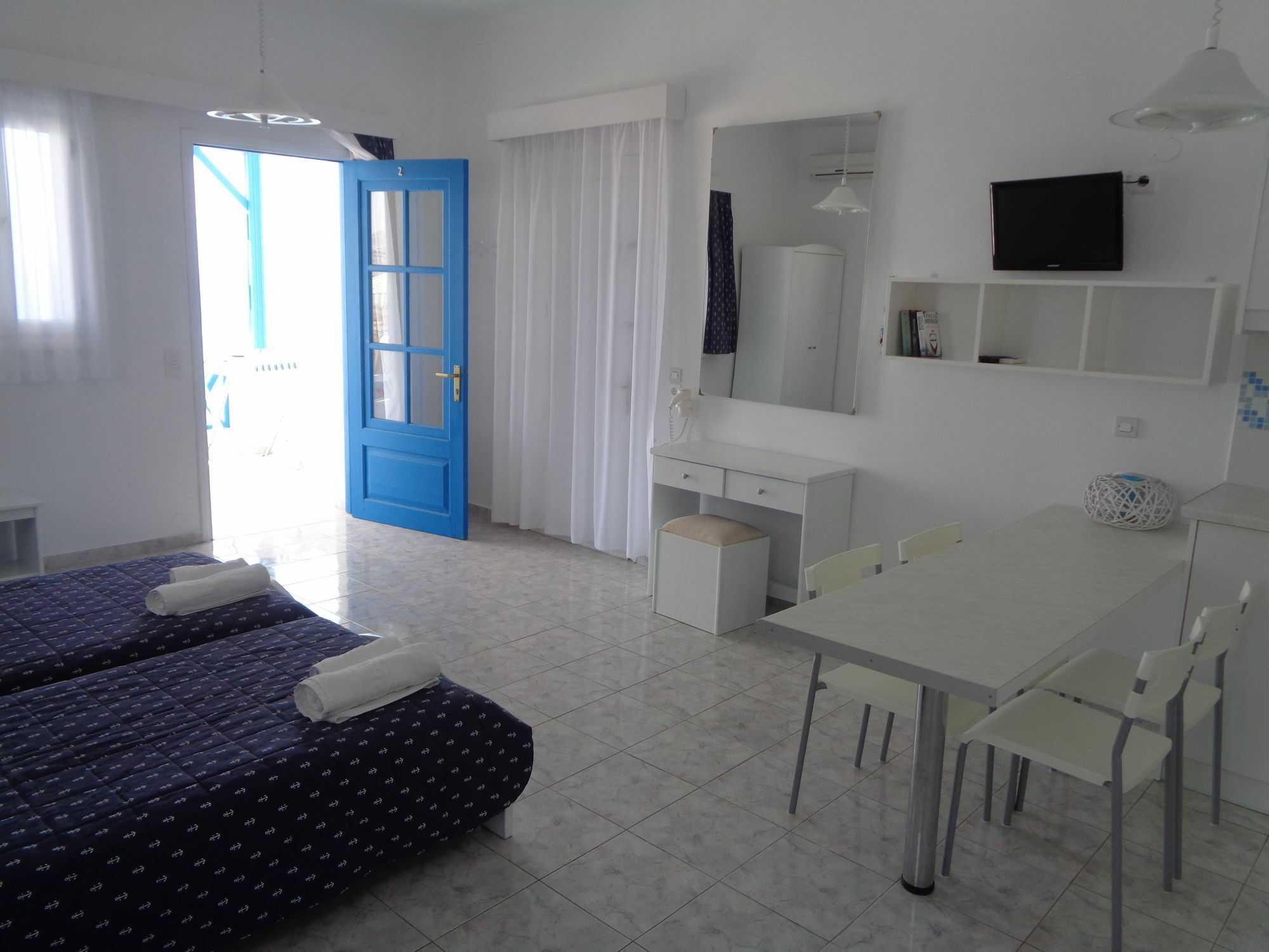Blue And White Studios & Apartments Lefkos  Exterior photo